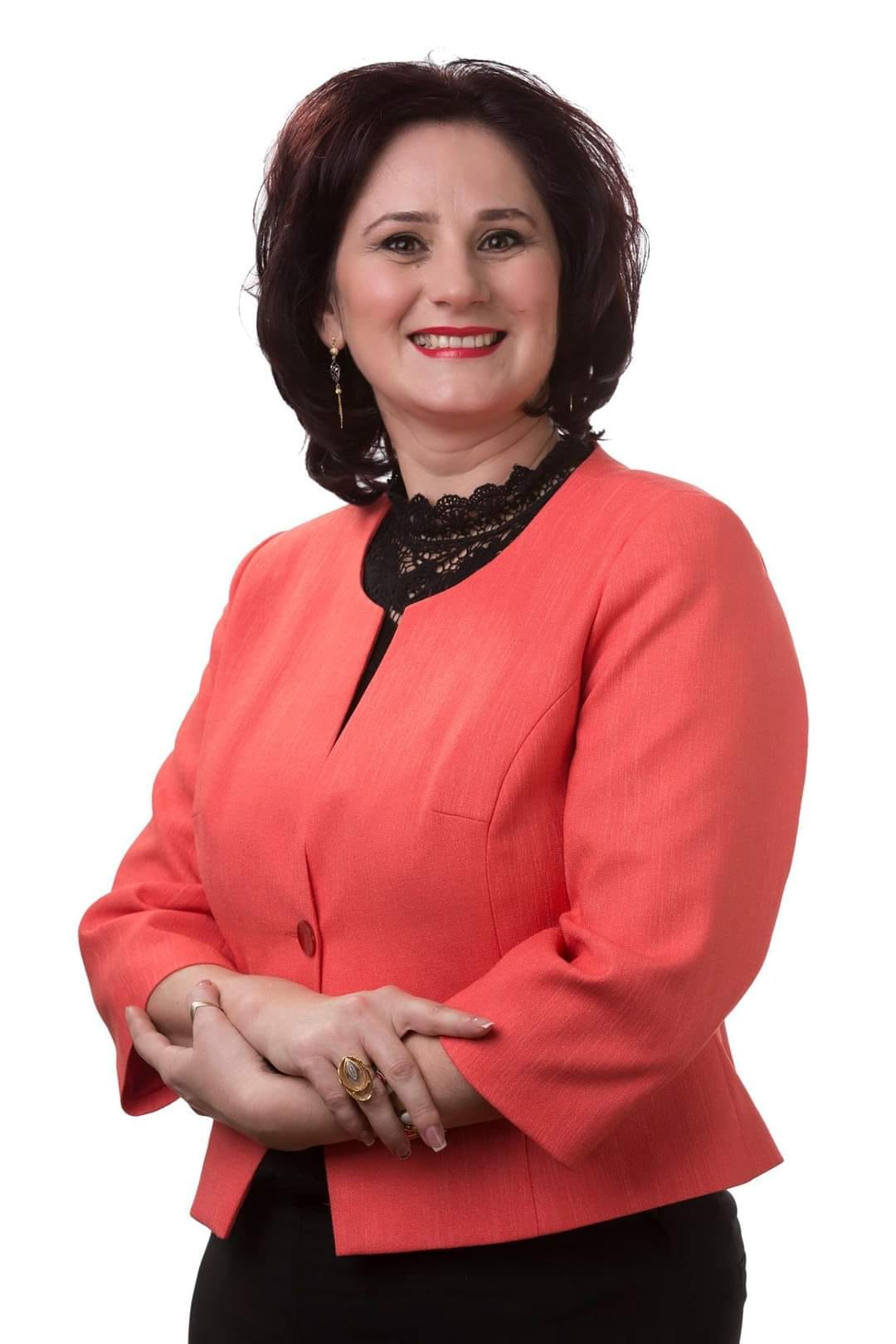 Această imagine o înfățișează pe doamna terapeut holistic Mihaela Oprea.